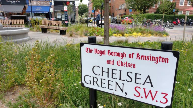 Road sign to Chelsea Green, which is Chelsea Common